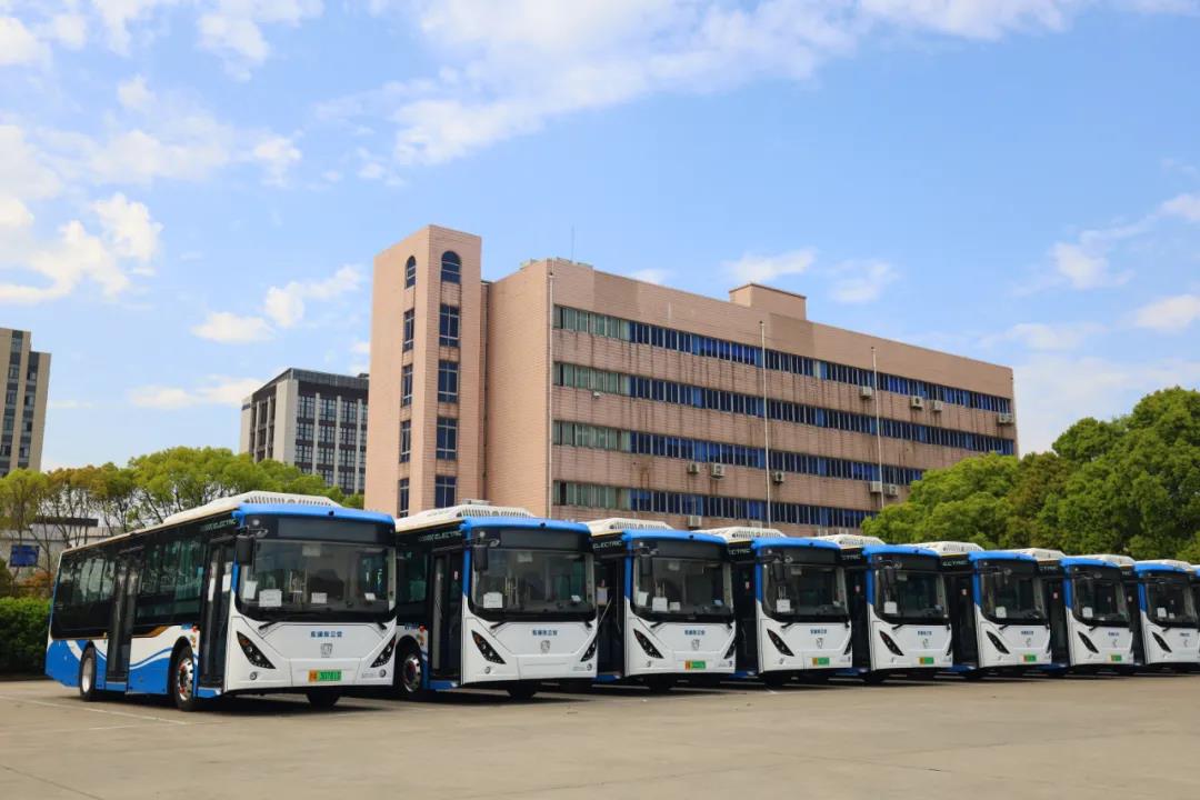 2021新聞《162臺！HUD首次批量應用——“花博”定制版申沃8系交付浦東公交》